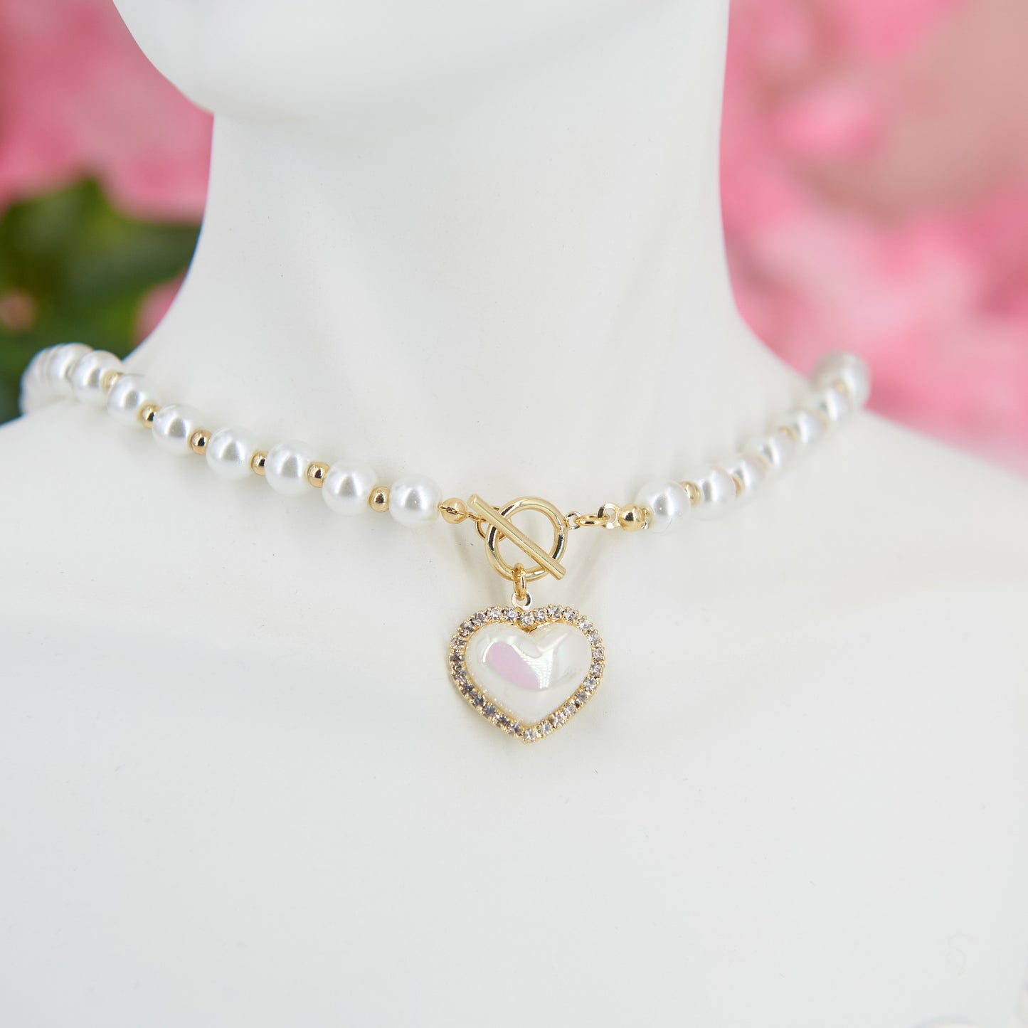 Sweet artificial pearls choker with iridescent heart pendant. Delicate front closure, one size, 38 cm. Zinc alloy & acrylic. Perfect for "soft girl" aesthetic with coquette charm & subtle elegance.