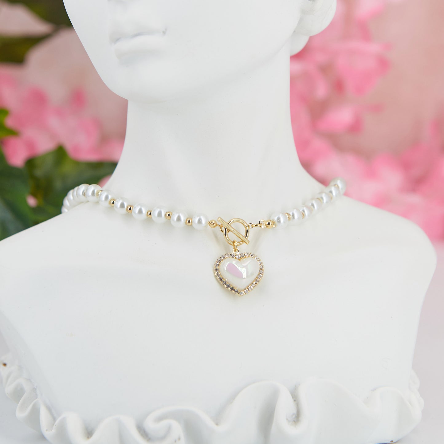 Sweet artificial pearls choker with iridescent heart pendant. Delicate front closure, one size, 38 cm. Zinc alloy & acrylic. Perfect for "soft girl" aesthetic with coquette charm & subtle elegance.