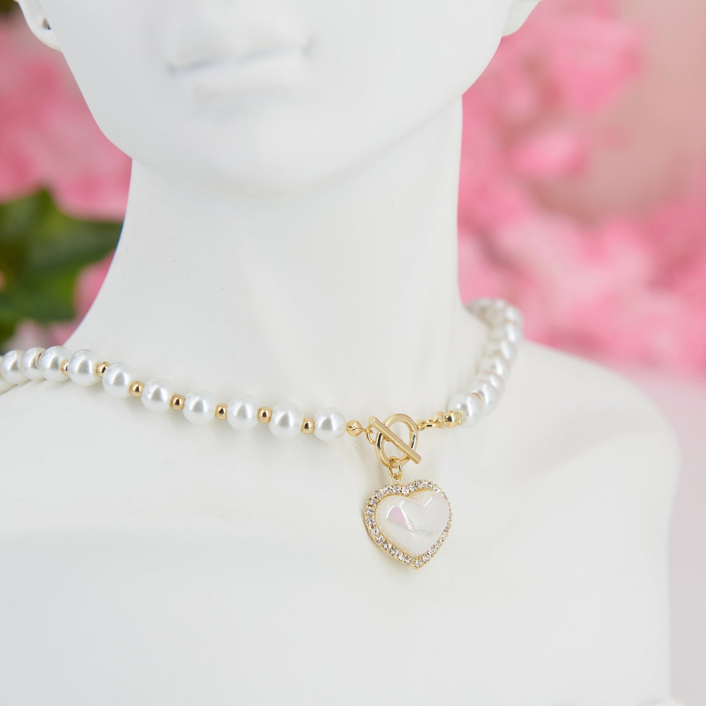 Sweet artificial pearls choker with iridescent heart pendant. Delicate front closure, one size, 38 cm. Zinc alloy & acrylic. Perfect for "soft girl" aesthetic with coquette charm & subtle elegance.