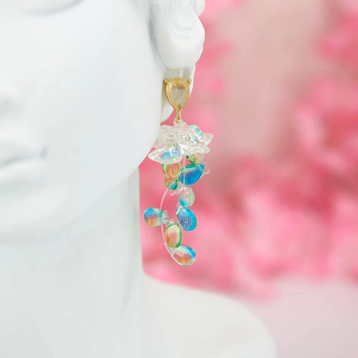 "Brume" earrings: Light 6.5 cm dangles with acrylic beads and clear zircons, capturing the airy elegance of morning dew.