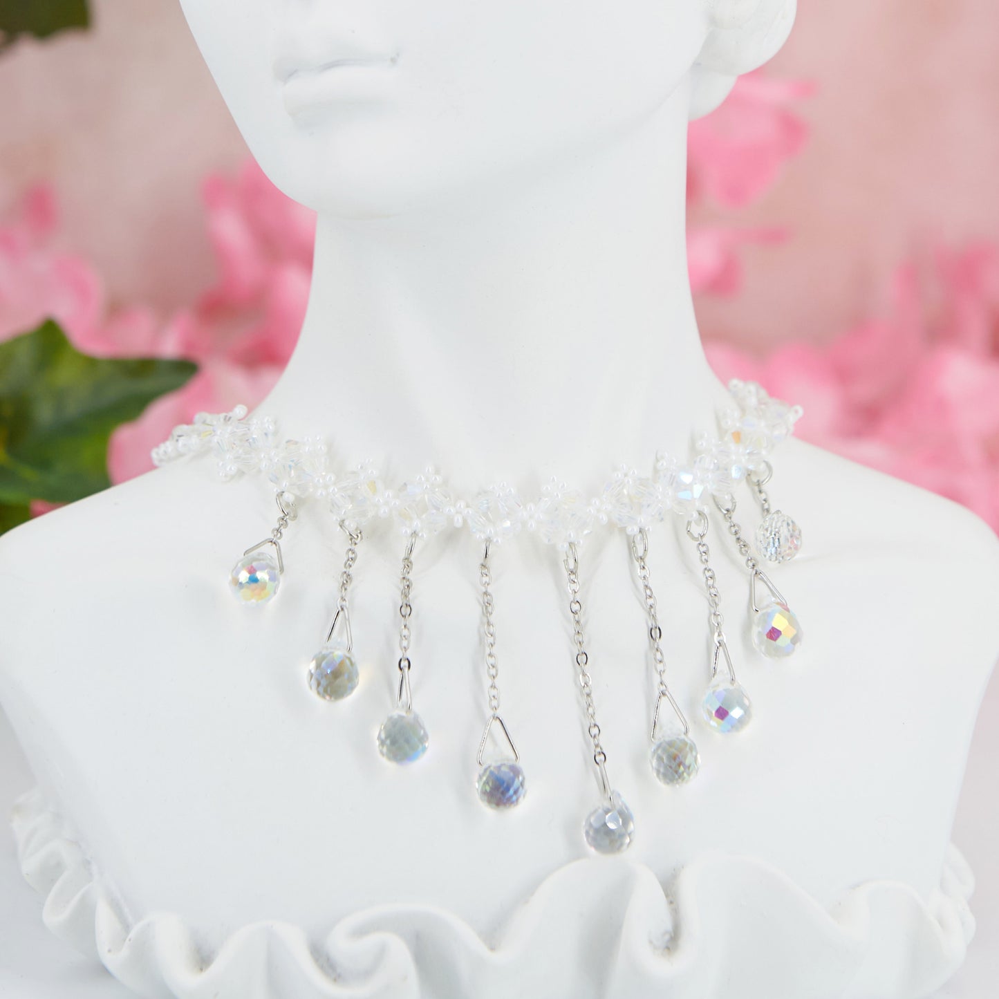 Regencycore-inspired choker with woven pearls & iridescent pendants. Adjustable with chain at the back, necklace length 32 cm, pendant length 4.2 cm. Acrylic beads. Sumptuous elegance & modernity, evoking the charm of Bridgerton.