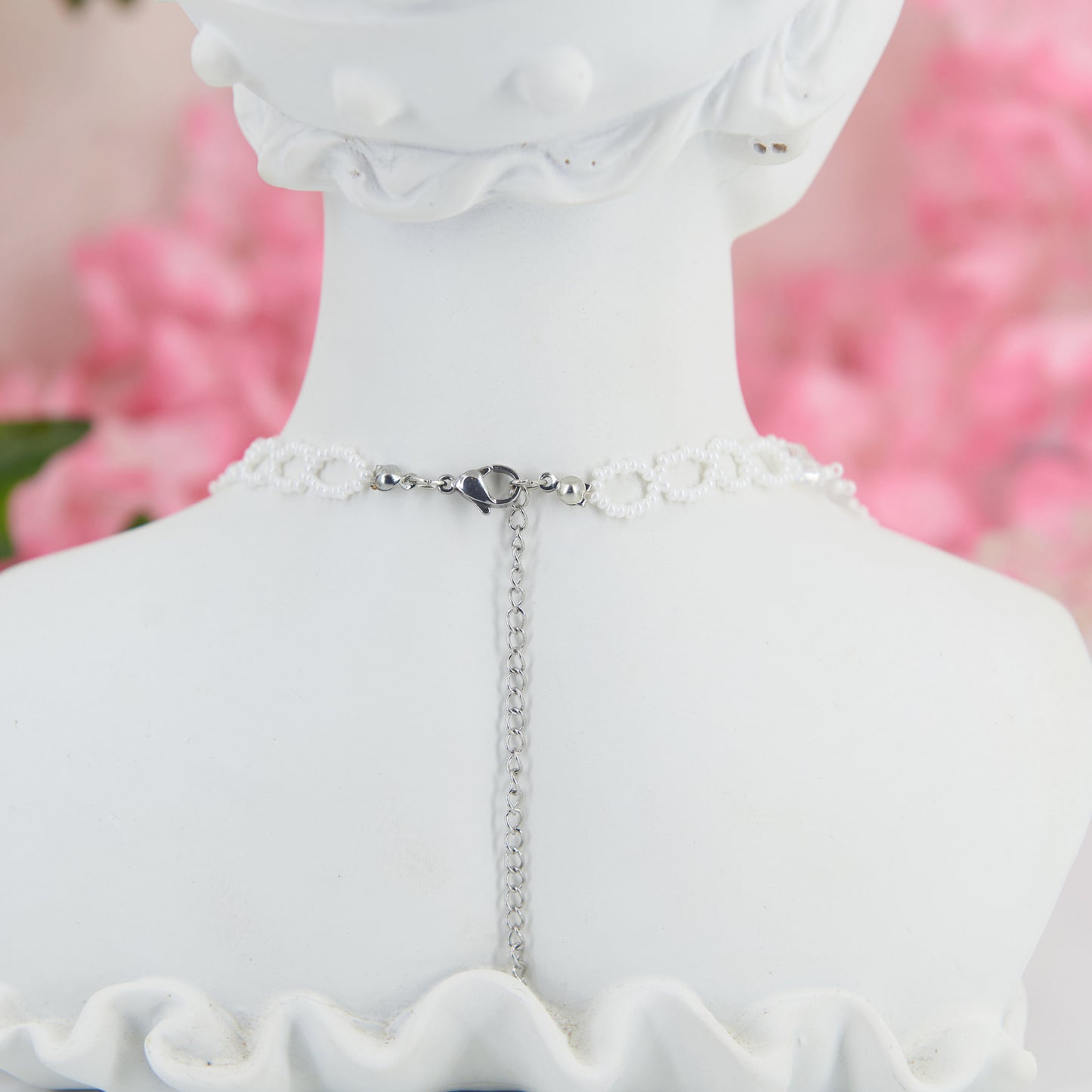 Regencycore-inspired choker with woven pearls & iridescent pendants. Adjustable with chain at the back, necklace length 32 cm, pendant length 4.2 cm. Acrylic beads. Sumptuous elegance & modernity, evoking the charm of Bridgerton.