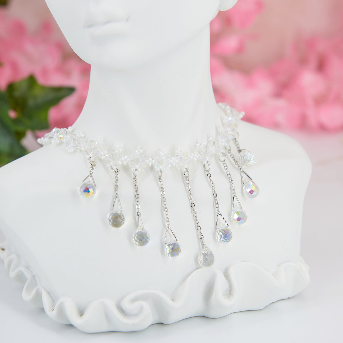 Regencycore-inspired choker with woven pearls & iridescent pendants. Adjustable with chain at the back, necklace length 32 cm, pendant length 4.2 cm. Acrylic beads. Sumptuous elegance & modernity, evoking the charm of Bridgerton.