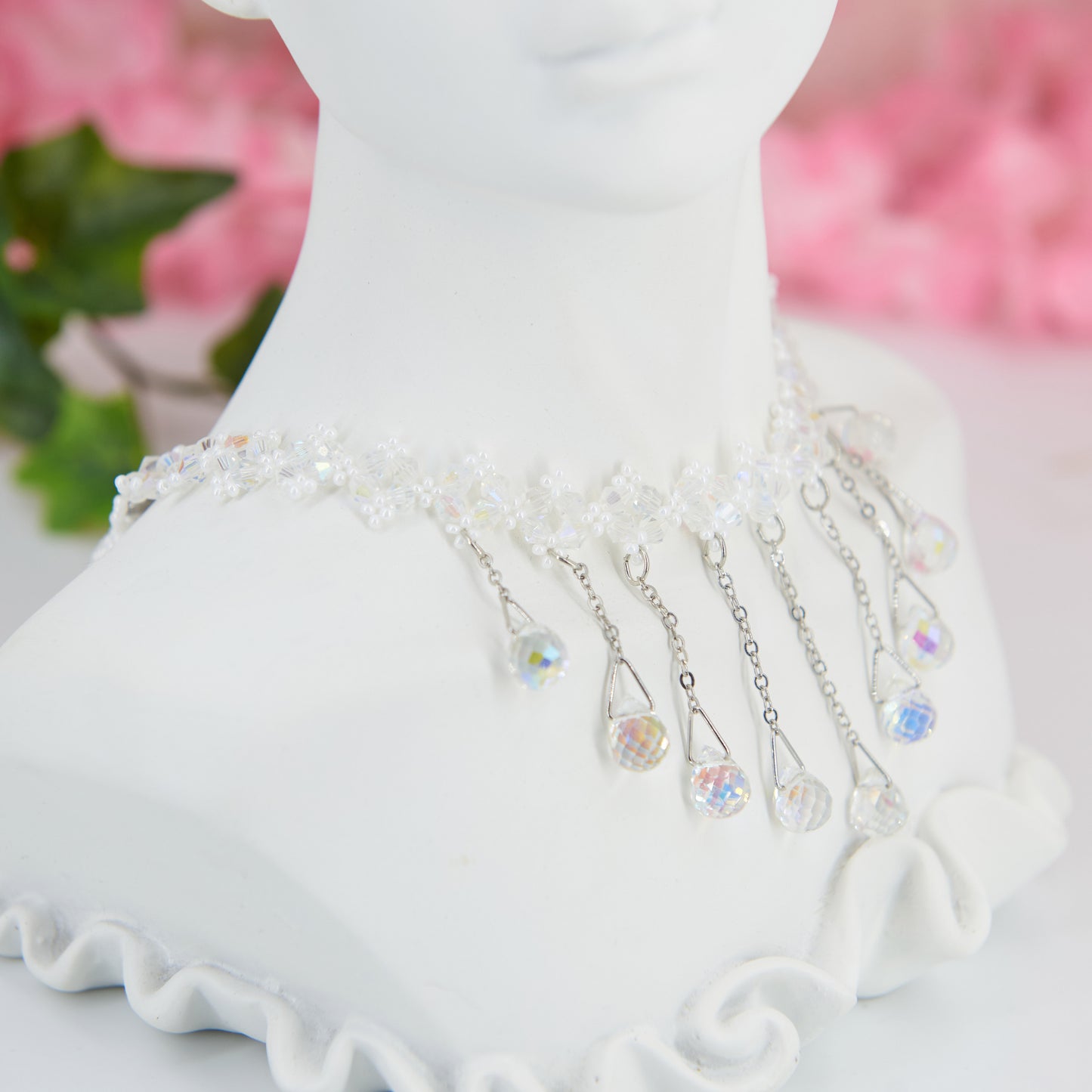Regencycore-inspired choker with woven pearls & iridescent pendants. Adjustable with chain at the back, necklace length 32 cm, pendant length 4.2 cm. Acrylic beads. Sumptuous elegance & modernity, evoking the charm of Bridgerton.