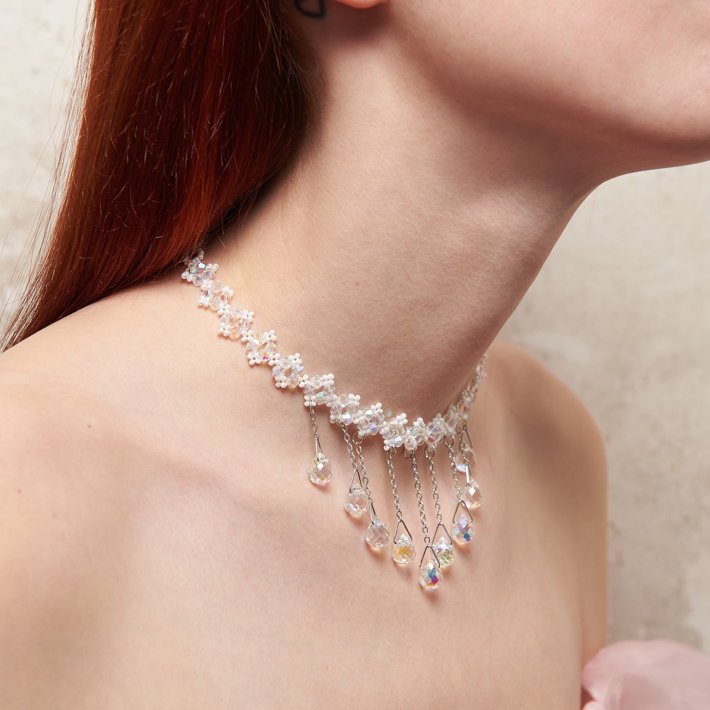 Regencycore-inspired choker with woven pearls & iridescent pendants. Adjustable with chain at the back, necklace length 32 cm, pendant length 4.2 cm. Acrylic beads. Sumptuous elegance & modernity, evoking the charm of Bridgerton.