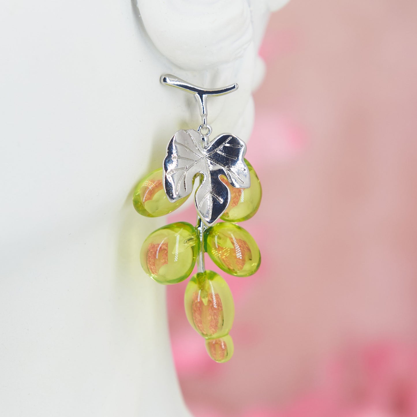 Maxi earrings with a playful grape cluster design, crafted in delicate green transparent acrylic. Perfect for cottagecore events like weddings or garden parties, these 5.3 cm earrings add a festive touch to your style.