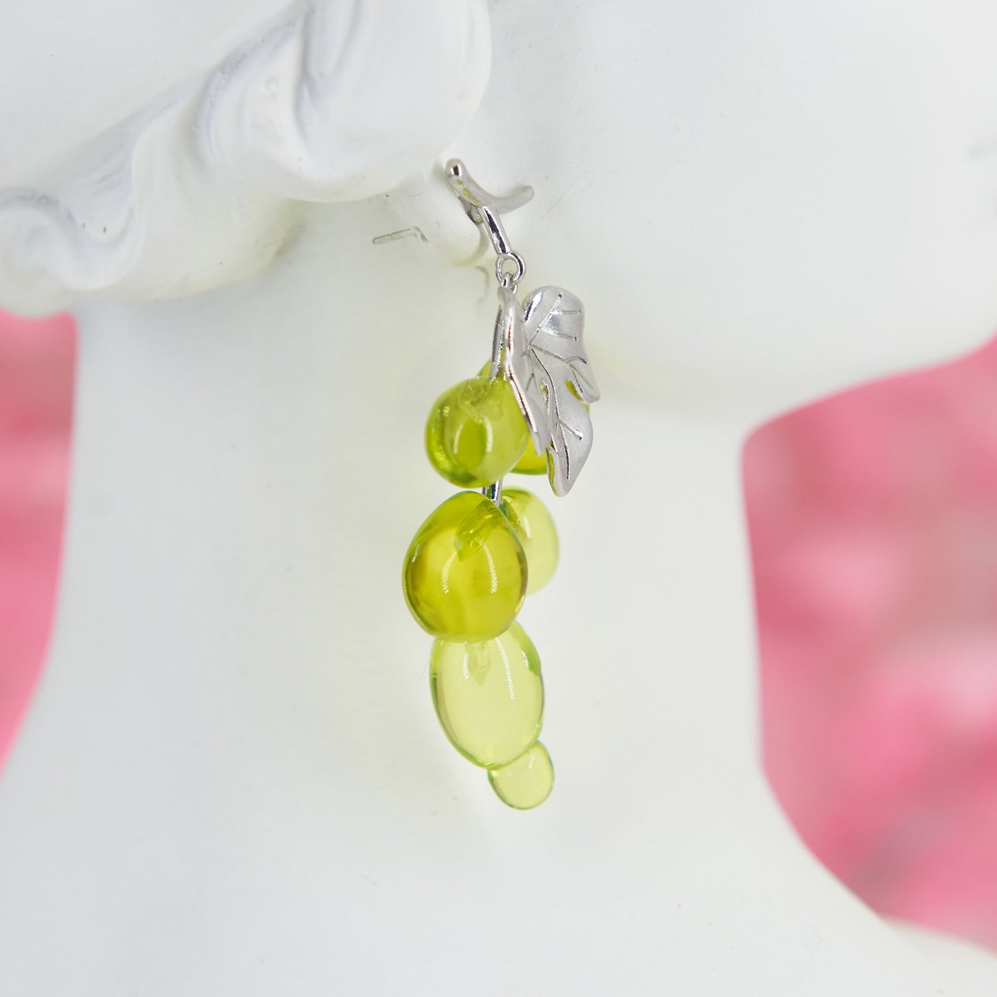 Maxi earrings with a playful grape cluster design, crafted in delicate green transparent acrylic. Perfect for cottagecore events like weddings or garden parties, these 5.3 cm earrings add a festive touch to your style.