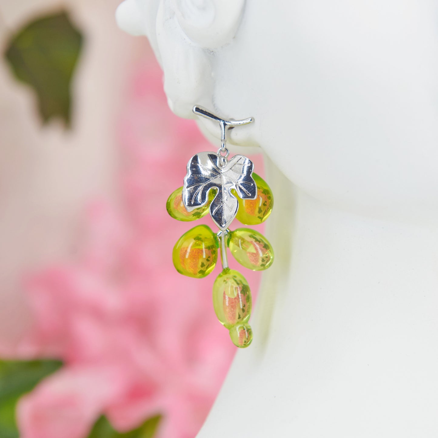 Maxi earrings with a playful grape cluster design, crafted in delicate green transparent acrylic. Perfect for cottagecore events like weddings or garden parties, these 5.3 cm earrings add a festive touch to your style.
