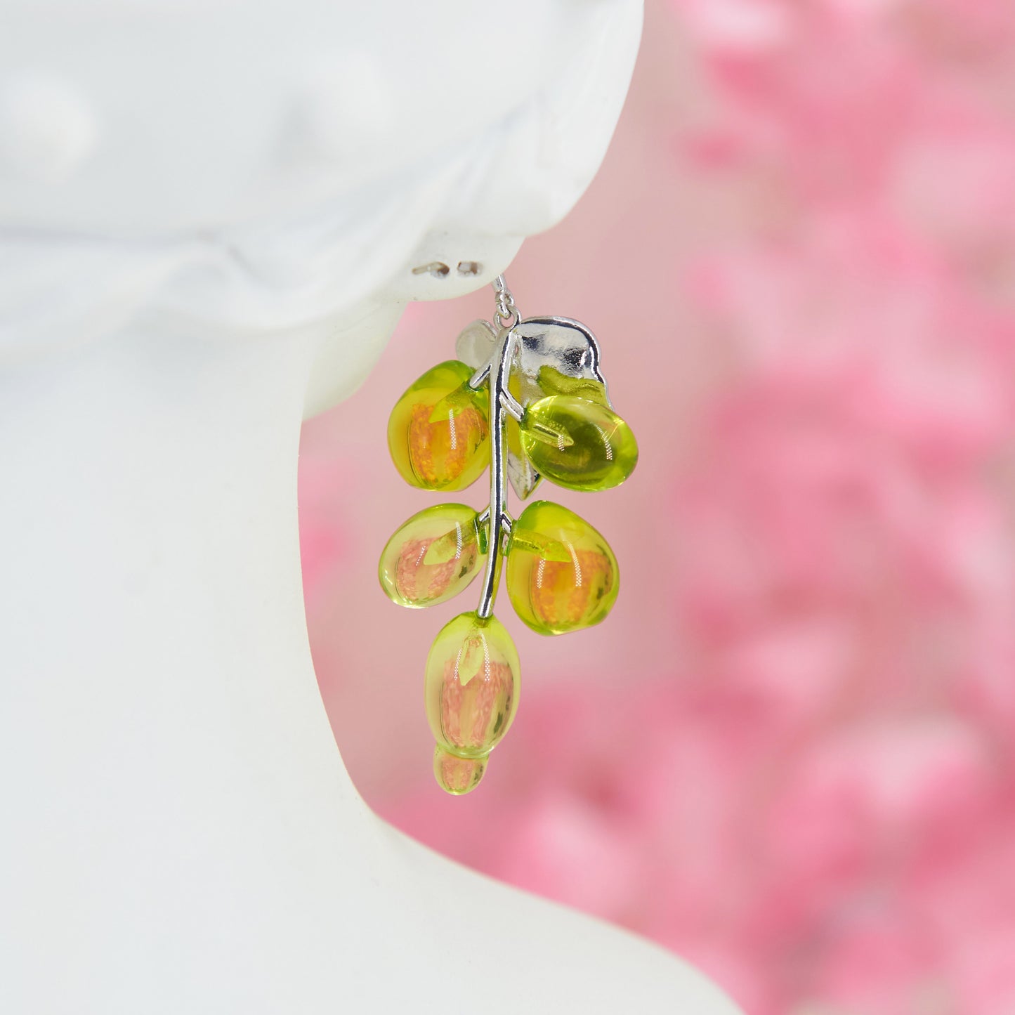 Maxi earrings with a playful grape cluster design, crafted in delicate green transparent acrylic. Perfect for cottagecore events like weddings or garden parties, these 5.3 cm earrings add a festive touch to your style.