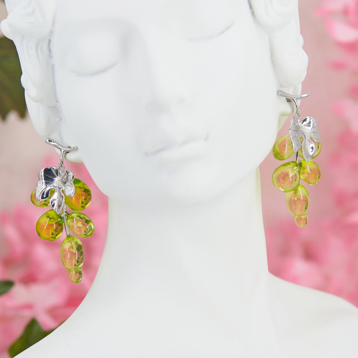 Maxi earrings with a playful grape cluster design, crafted in delicate green transparent acrylic. Perfect for cottagecore events like weddings or garden parties, these 5.3 cm earrings add a festive touch to your style.