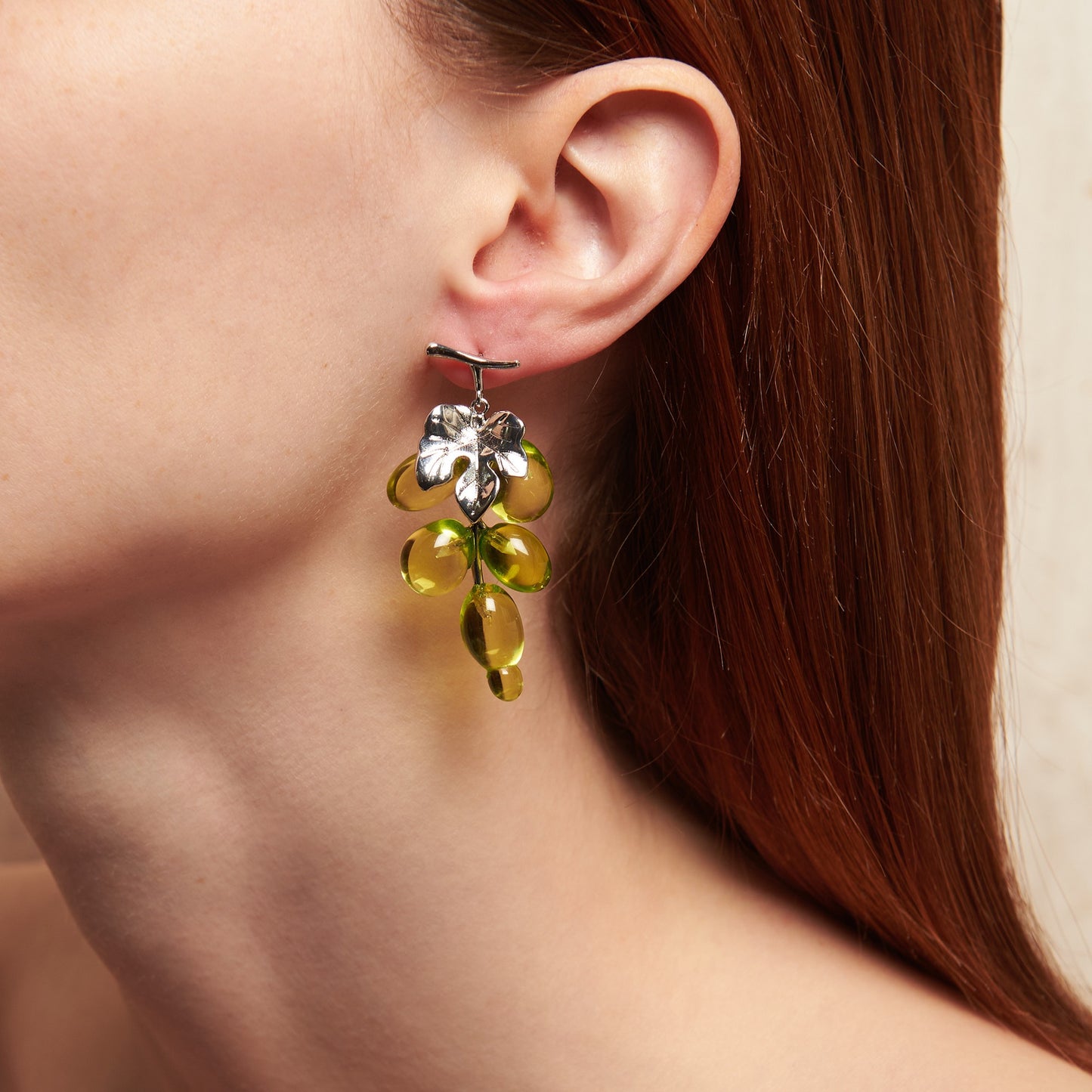Maxi earrings with a playful grape cluster design, crafted in delicate green transparent acrylic. Perfect for cottagecore events like weddings or garden parties, these 5.3 cm earrings add a festive touch to your style.