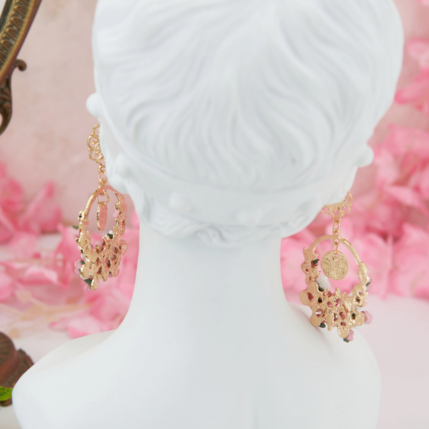 Elegant 7.5 cm Mediterranean-inspired earrings with intricate floral details and a Roman coin pendant. Crafted from zinc alloy for a perfect blend of durability and sophistication.