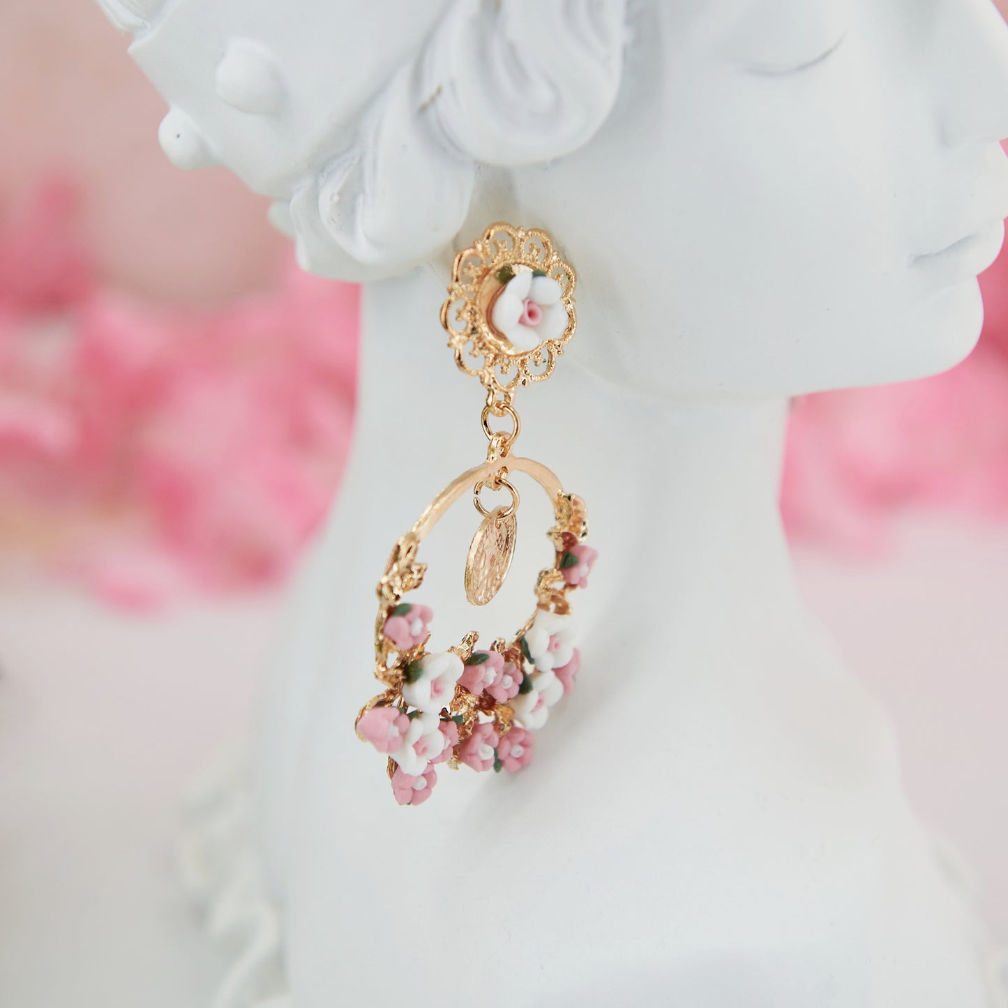 Elegant 7.5 cm Mediterranean-inspired earrings with intricate floral details and a Roman coin pendant. Crafted from zinc alloy for a perfect blend of durability and sophistication.