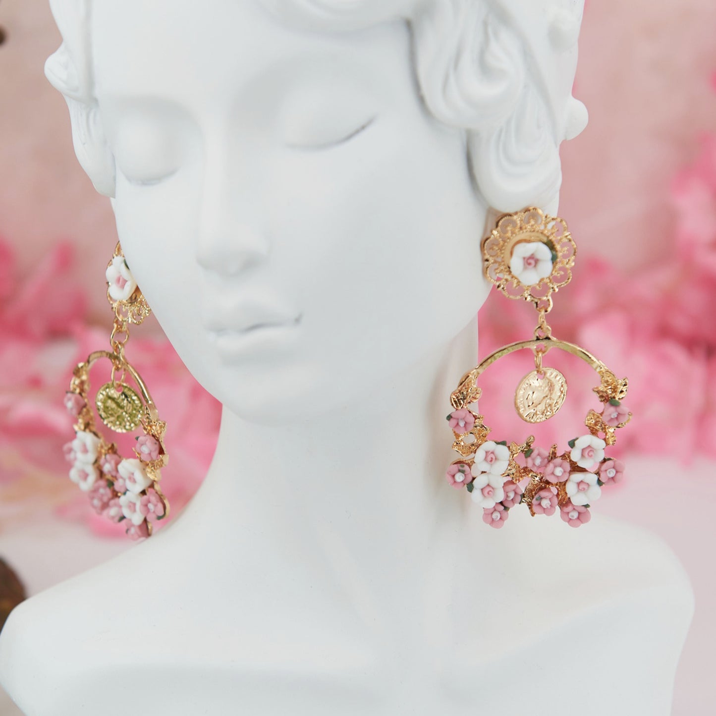 Elegant 7.5 cm Mediterranean-inspired earrings with intricate floral details and a Roman coin pendant. Crafted from zinc alloy for a perfect blend of durability and sophistication.
