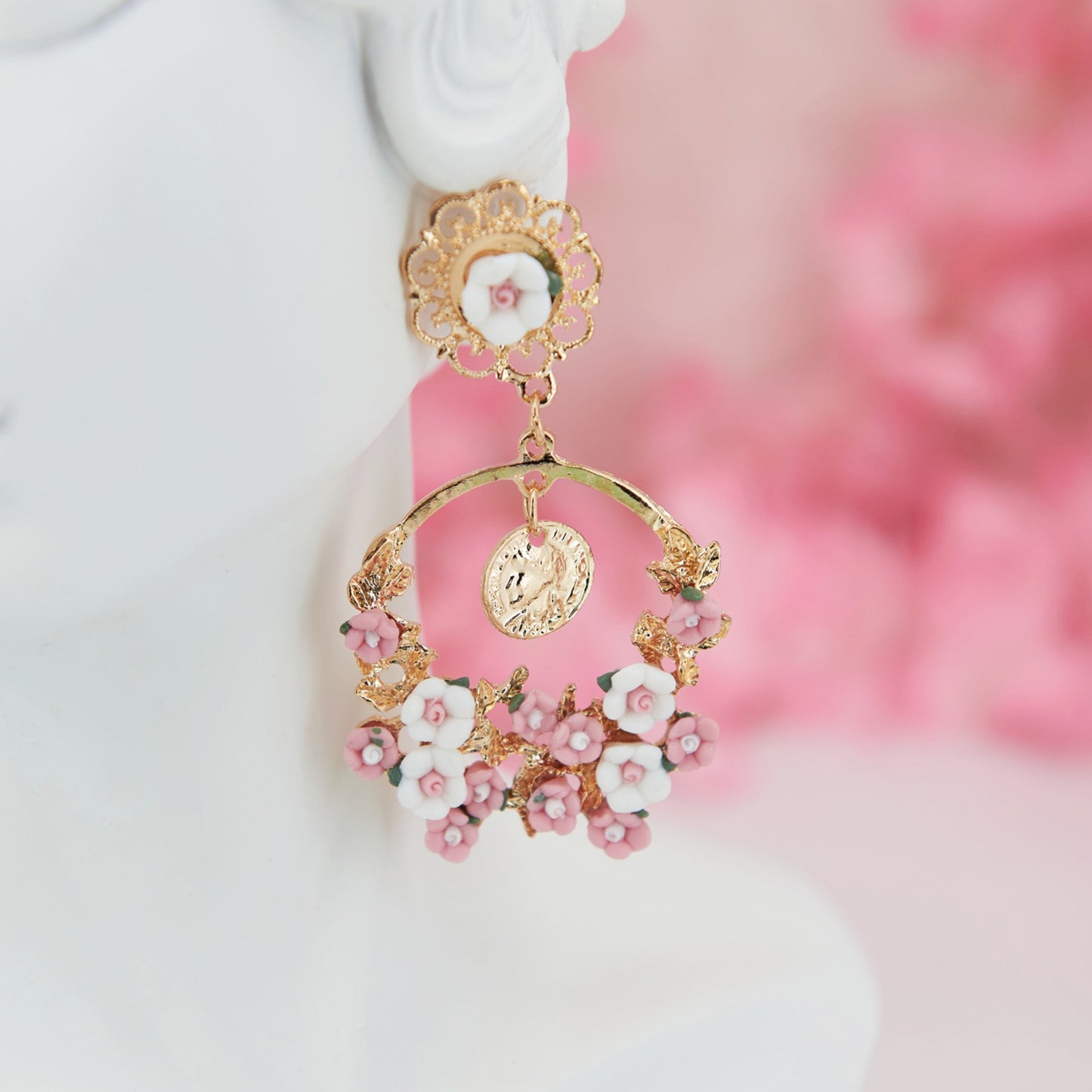 Elegant 7.5 cm Mediterranean-inspired earrings with intricate floral details and a Roman coin pendant. Crafted from zinc alloy for a perfect blend of durability and sophistication.