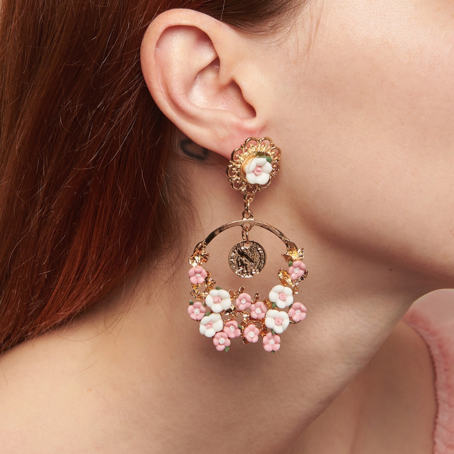 Elegant 7.5 cm Mediterranean-inspired earrings with intricate floral details and a Roman coin pendant. Crafted from zinc alloy for a perfect blend of durability and sophistication.