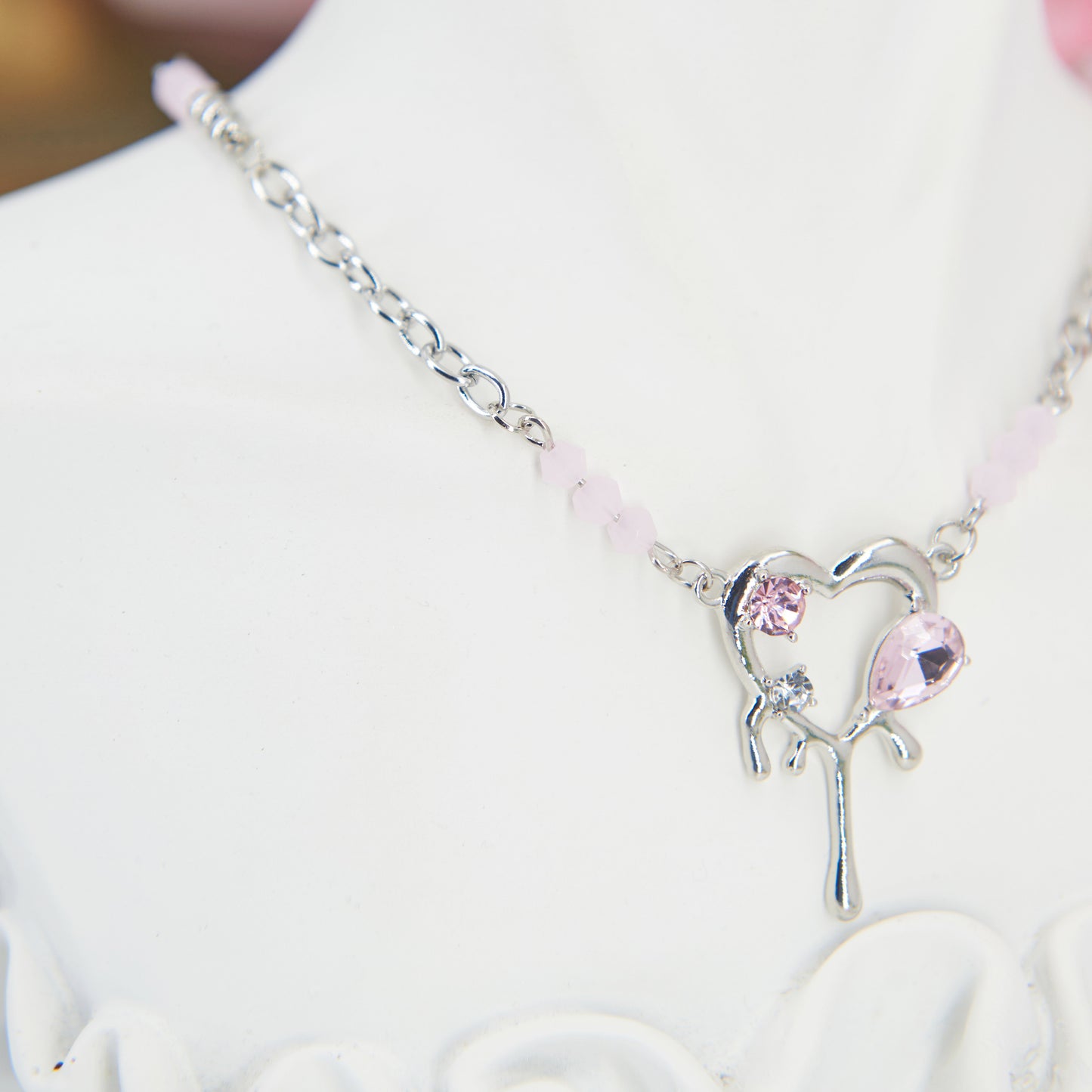 Y2K-inspired necklace with a silver-tone adjustable chain and a dripping heart pendant adorned with pink zircons. A blend of retro charm and modern shine, perfect for a nostalgic yet trendy look.