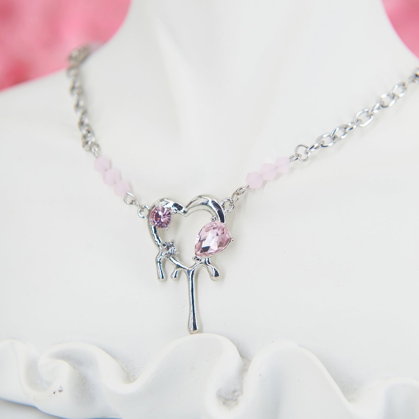 Y2K-inspired necklace with a silver-tone adjustable chain and a dripping heart pendant adorned with pink zircons. A blend of retro charm and modern shine, perfect for a nostalgic yet trendy look.