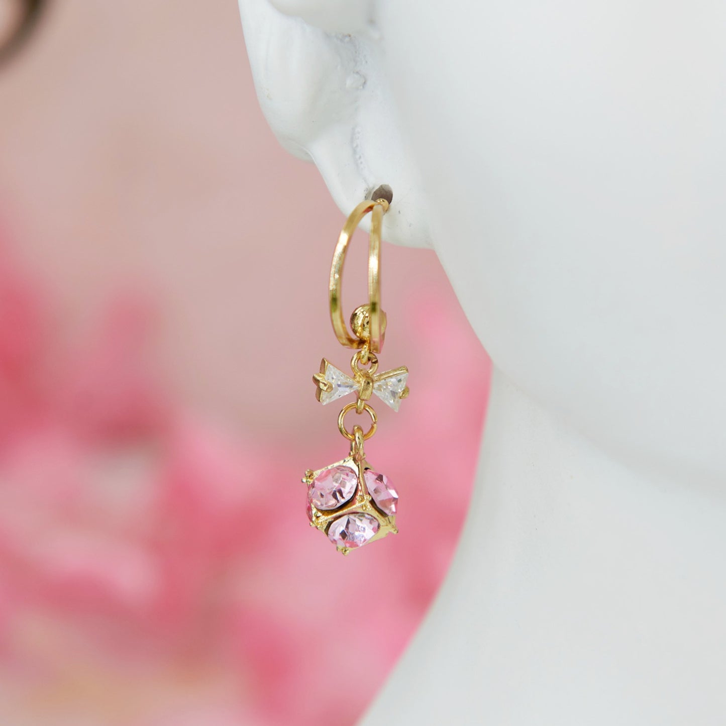 Fate earrings: small hoops with pink and gold pendants, delicately encrusted with zircons for a soft, feminine sparkle.