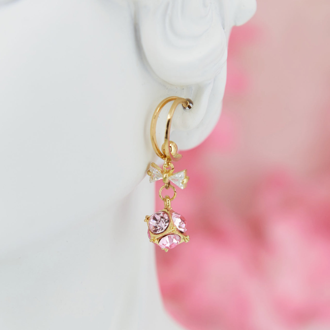 Fate earrings: small hoops with pink and gold pendants, delicately encrusted with zircons for a soft, feminine sparkle.