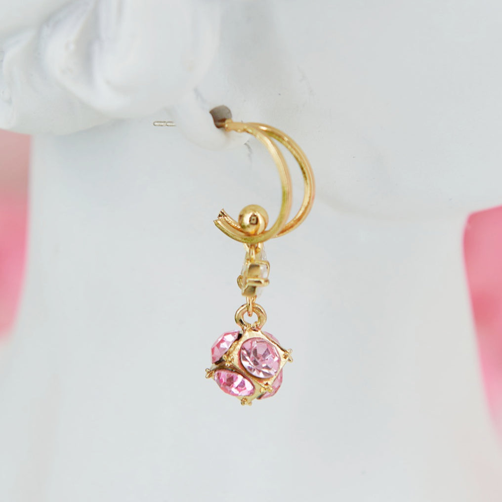 Fate earrings: small hoops with pink and gold pendants, delicately encrusted with zircons for a soft, feminine sparkle.