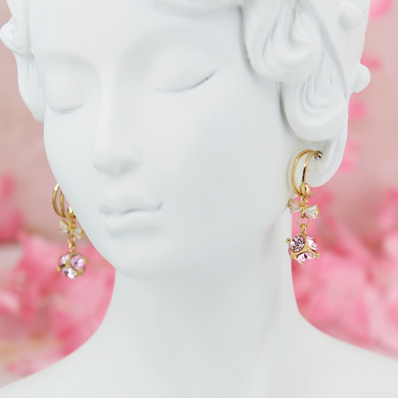 Fate earrings: small hoops with pink and gold pendants, delicately encrusted with zircons for a soft, feminine sparkle.