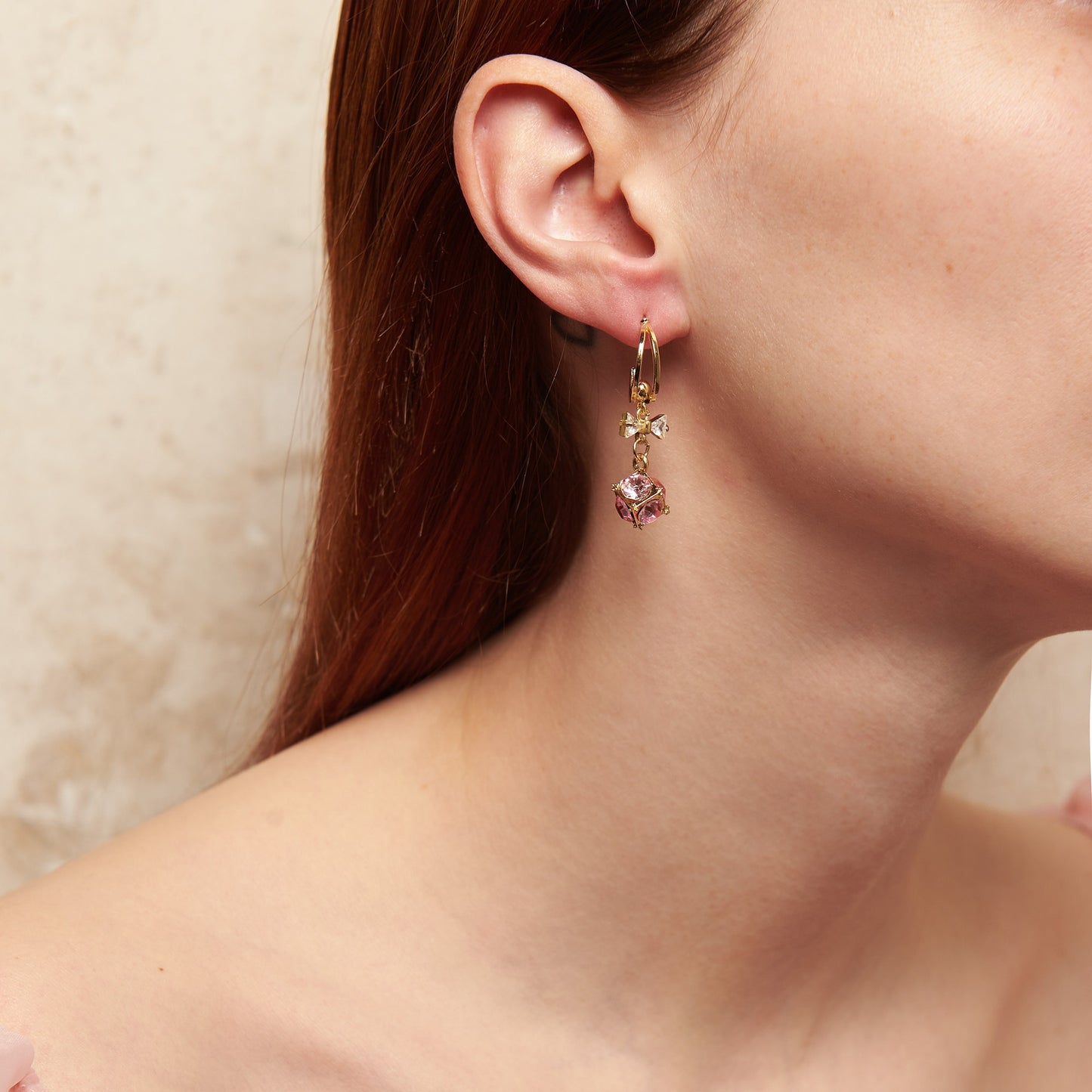 Fate earrings: small hoops with pink and gold pendants, delicately encrusted with zircons for a soft, feminine sparkle.