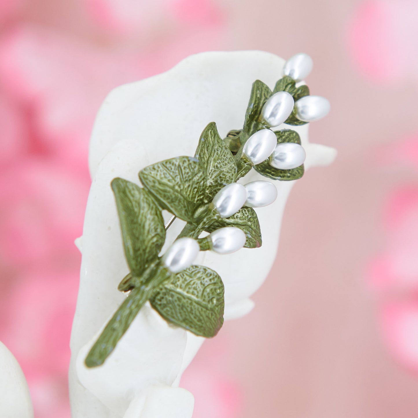 Vintage-style brooch shaped like a blooming branch, with floral details and rustic finish—perfect cottagecore accessory for jackets, dresses, or cardigans.