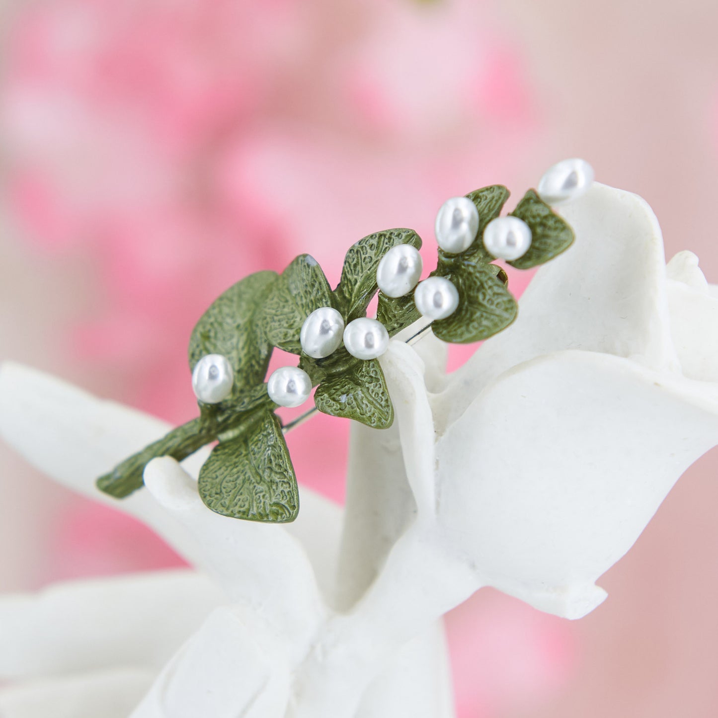 Vintage-style brooch shaped like a blooming branch, with floral details and rustic finish—perfect cottagecore accessory for jackets, dresses, or cardigans.