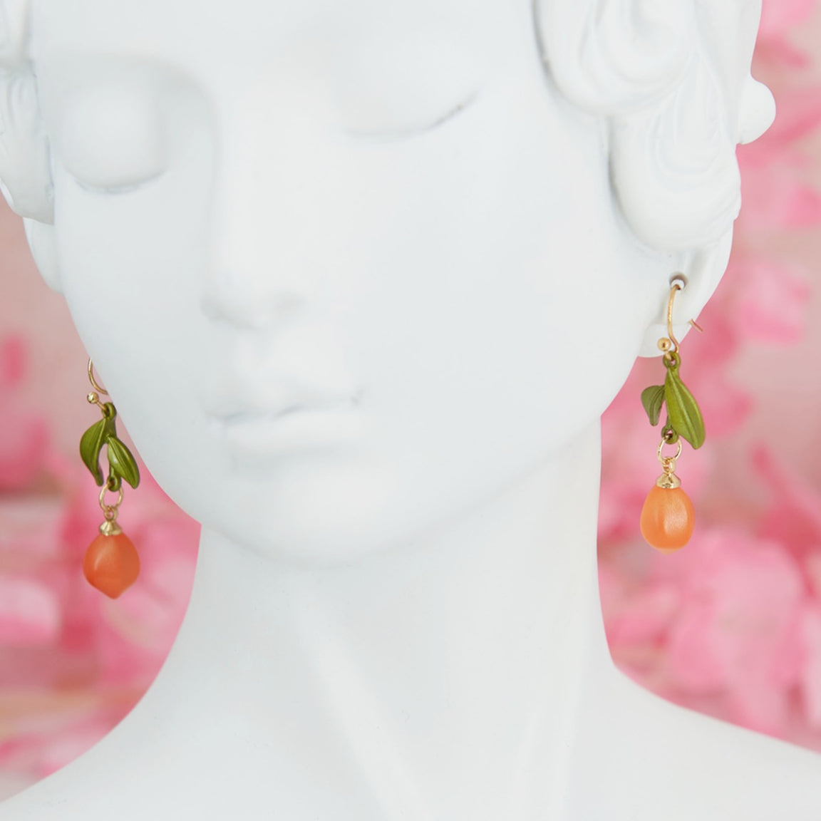 Summer-inspired zinnc & acrylic tangerine earrings. Lightweight & versatile. Fits summer cottagecore aesthetic. Adds a sunny touch to your look.