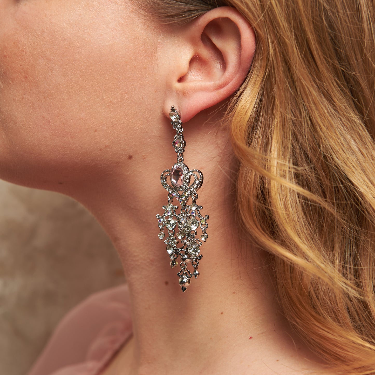 Maxi chandelier earrings, 10 cm. Silver metal with white & pale pink zircons. Baroque design with a large pink zircon centerpiece. Ideal for elegant events or weddings.