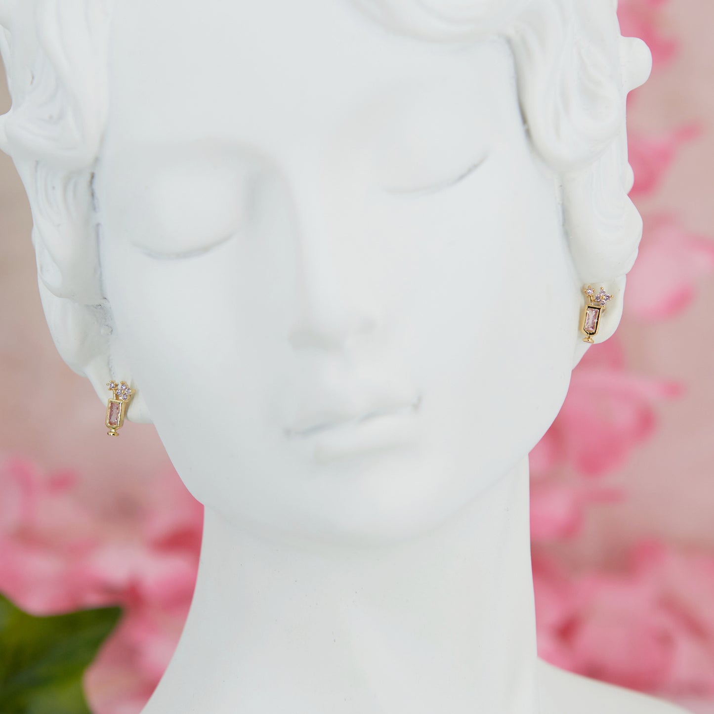 Mini sangria cocktail earrings, 1 cm. Minimalist design with cubic zirconia and metal alloy for a fresh, elegant summer look. Perfect for your holiday style.