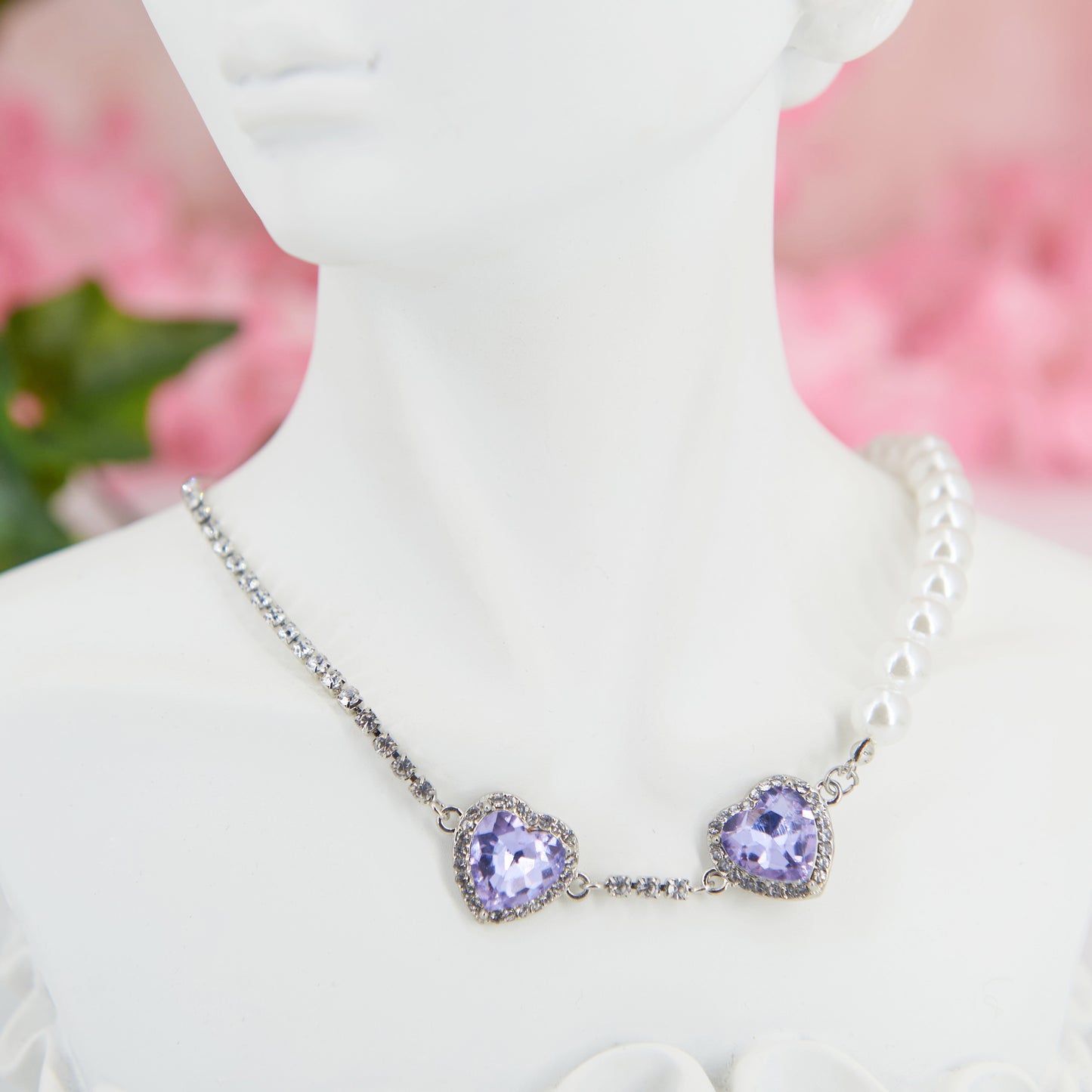 Bold fusion of baroque & punk style with zircon & artificial pearls. Adjustable, customisable. 2 lilac heart pendants for a punk rock touch, half romantic pearls, half glamorous silver chain. Statement necklace for baroque punk style, combining opulence & rebellion.