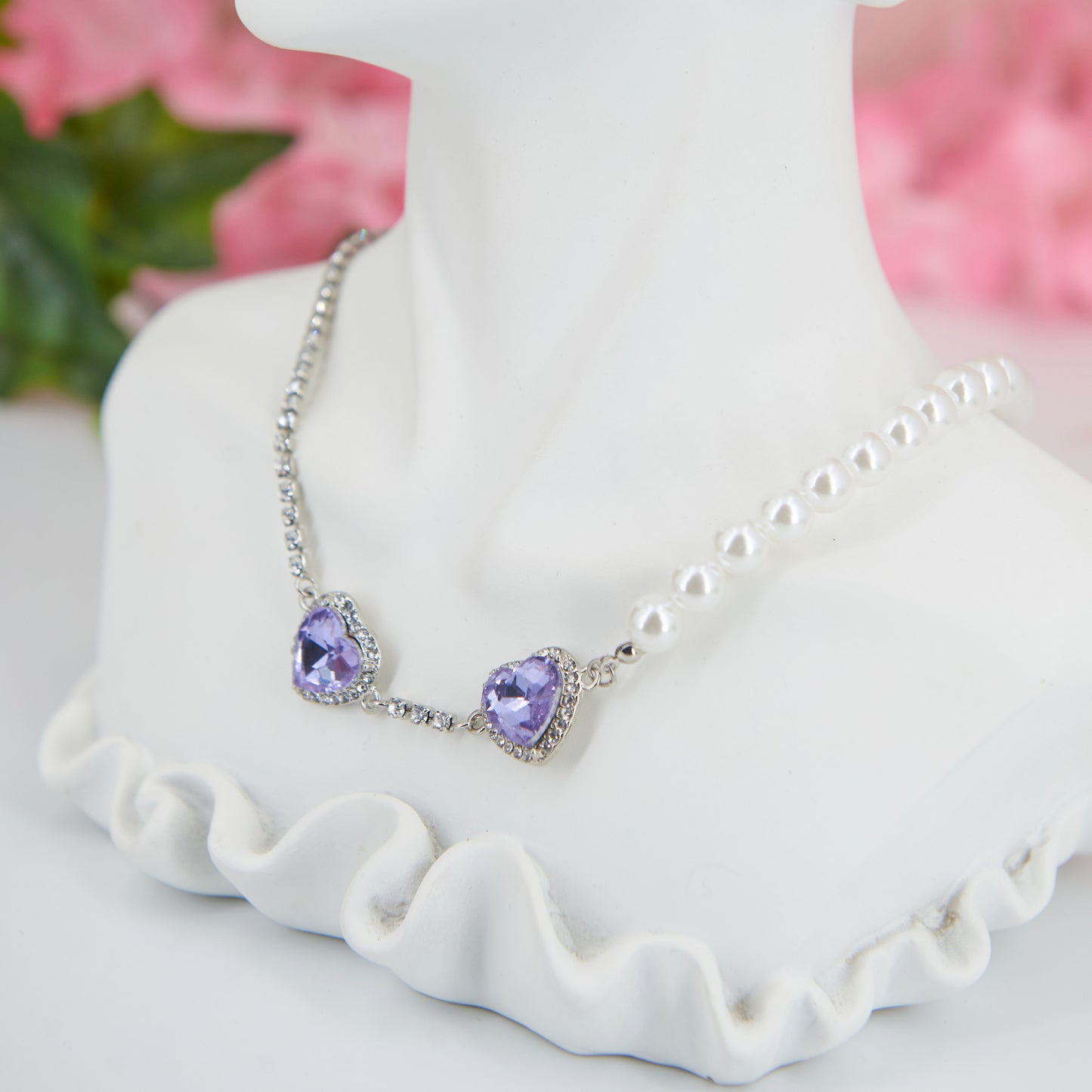 Bold fusion of baroque & punk style with zircon & artificial pearls. Adjustable, customisable. 2 lilac heart pendants for a punk rock touch, half romantic pearls, half glamorous silver chain. Statement necklace for baroque punk style, combining opulence & rebellion.