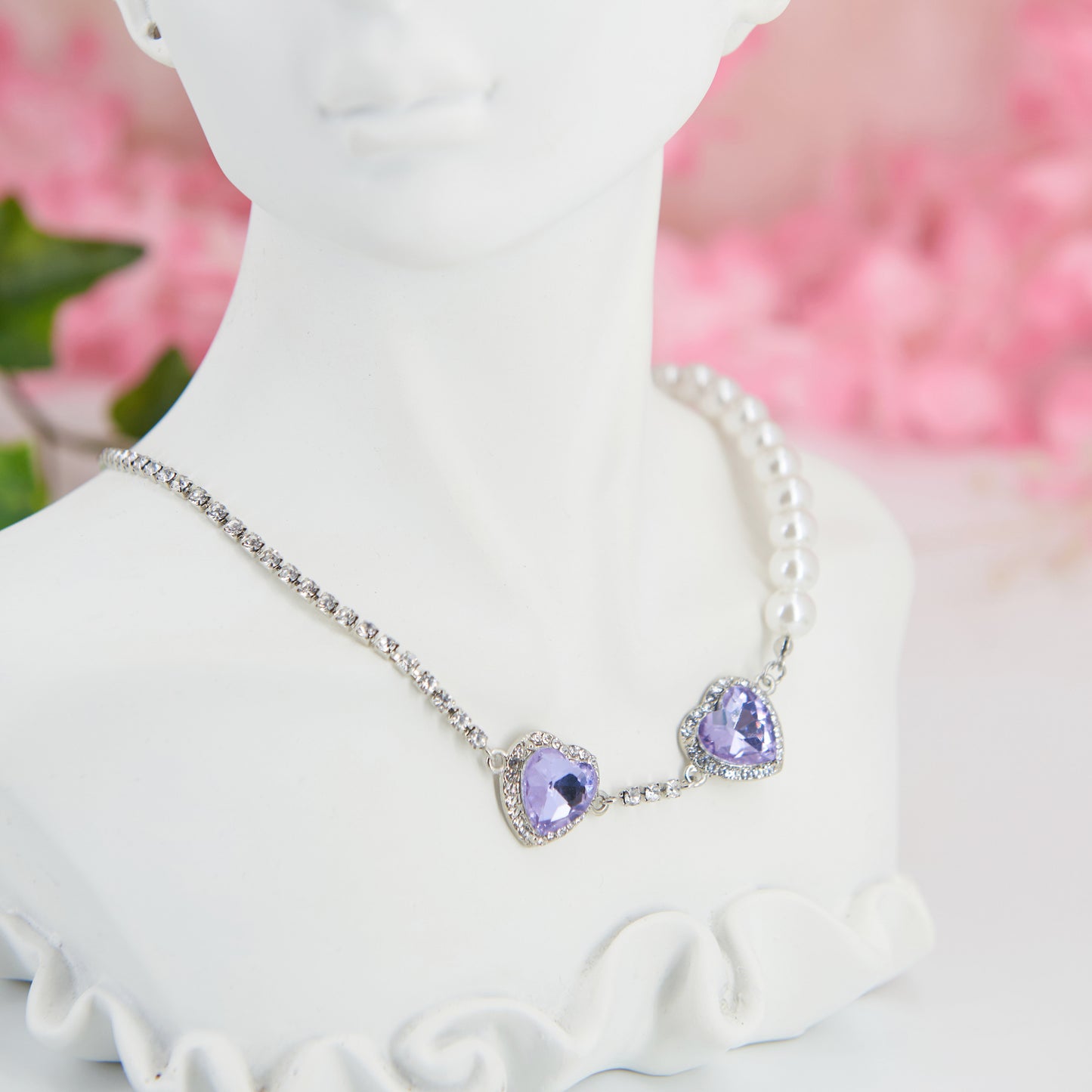 Bold fusion of baroque & punk style with zircon & artificial pearls. Adjustable, customisable. 2 lilac heart pendants for a punk rock touch, half romantic pearls, half glamorous silver chain. Statement necklace for baroque punk style, combining opulence & rebellion.
