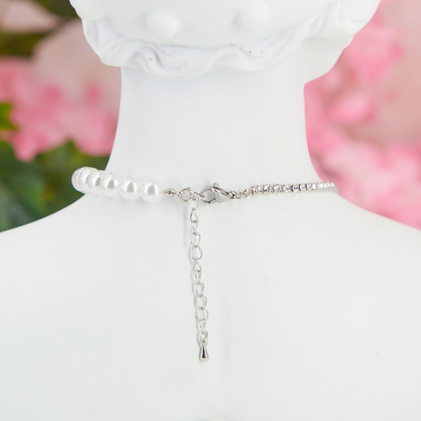 Bold fusion of baroque & punk style with zircon & artificial pearls. Adjustable, customisable. 2 lilac heart pendants for a punk rock touch, half romantic pearls, half glamorous silver chain. Statement necklace for baroque punk style, combining opulence & rebellion.