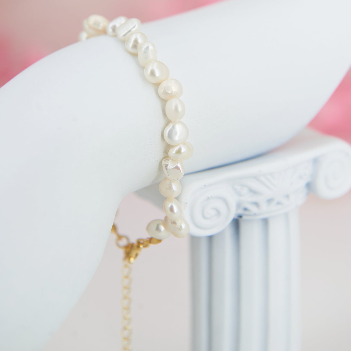 Bracelet with natural freshwater pearls and gold chain. Raw, unpolished pearls for a mermaidcore look. Adjustable for a perfect fit.