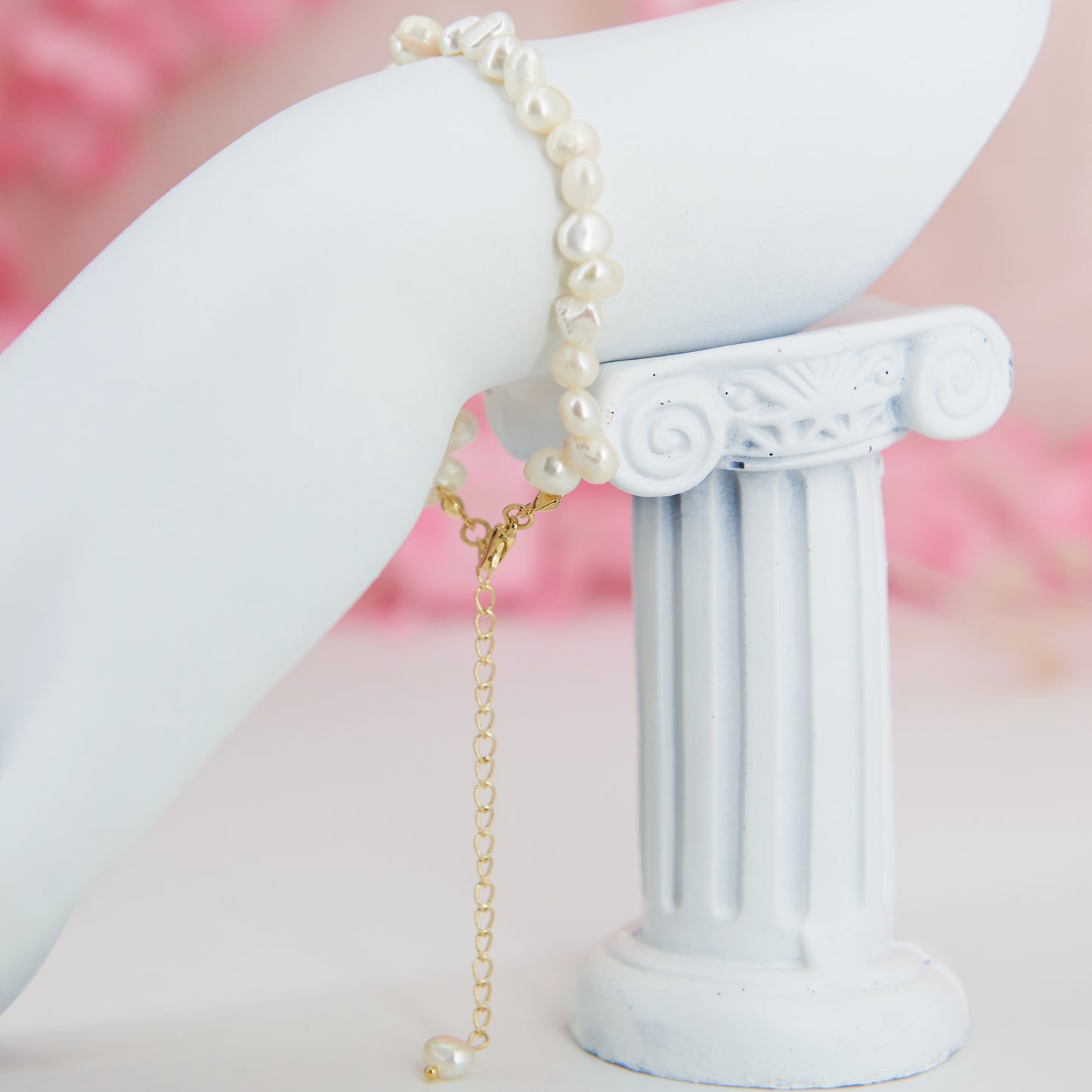 Bracelet with natural freshwater pearls and gold chain. Raw, unpolished pearls for a mermaidcore look. Adjustable for a perfect fit.