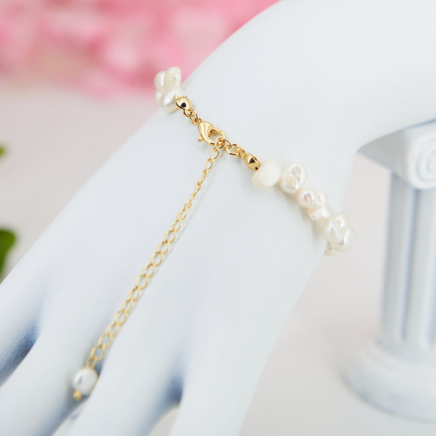 Bracelet with natural freshwater pearls and gold chain. Raw, unpolished pearls for a mermaidcore look. Adjustable for a perfect fit.