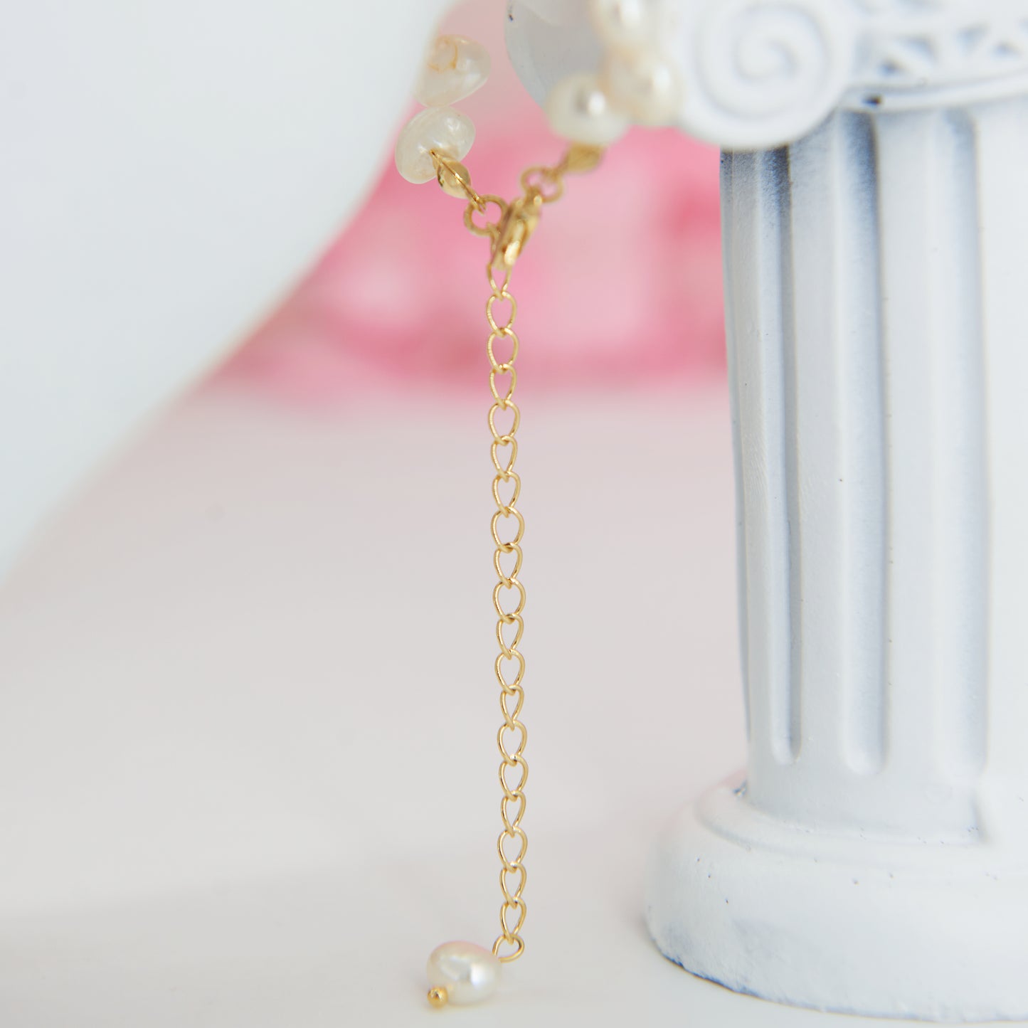 Bracelet with natural freshwater pearls and gold chain. Raw, unpolished pearls for a mermaidcore look. Adjustable for a perfect fit.