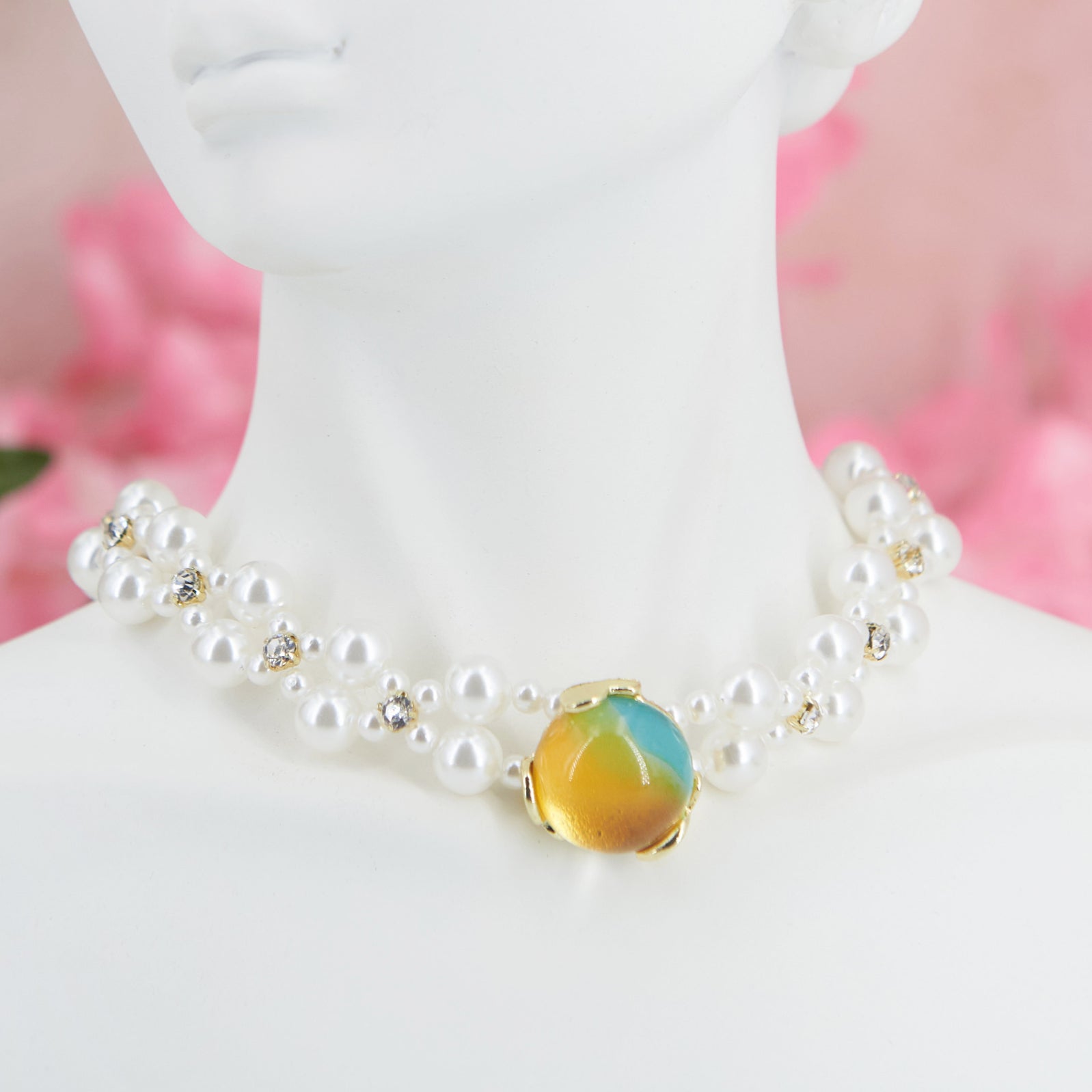 Baroque choker with artificial pearls and yellow pendant