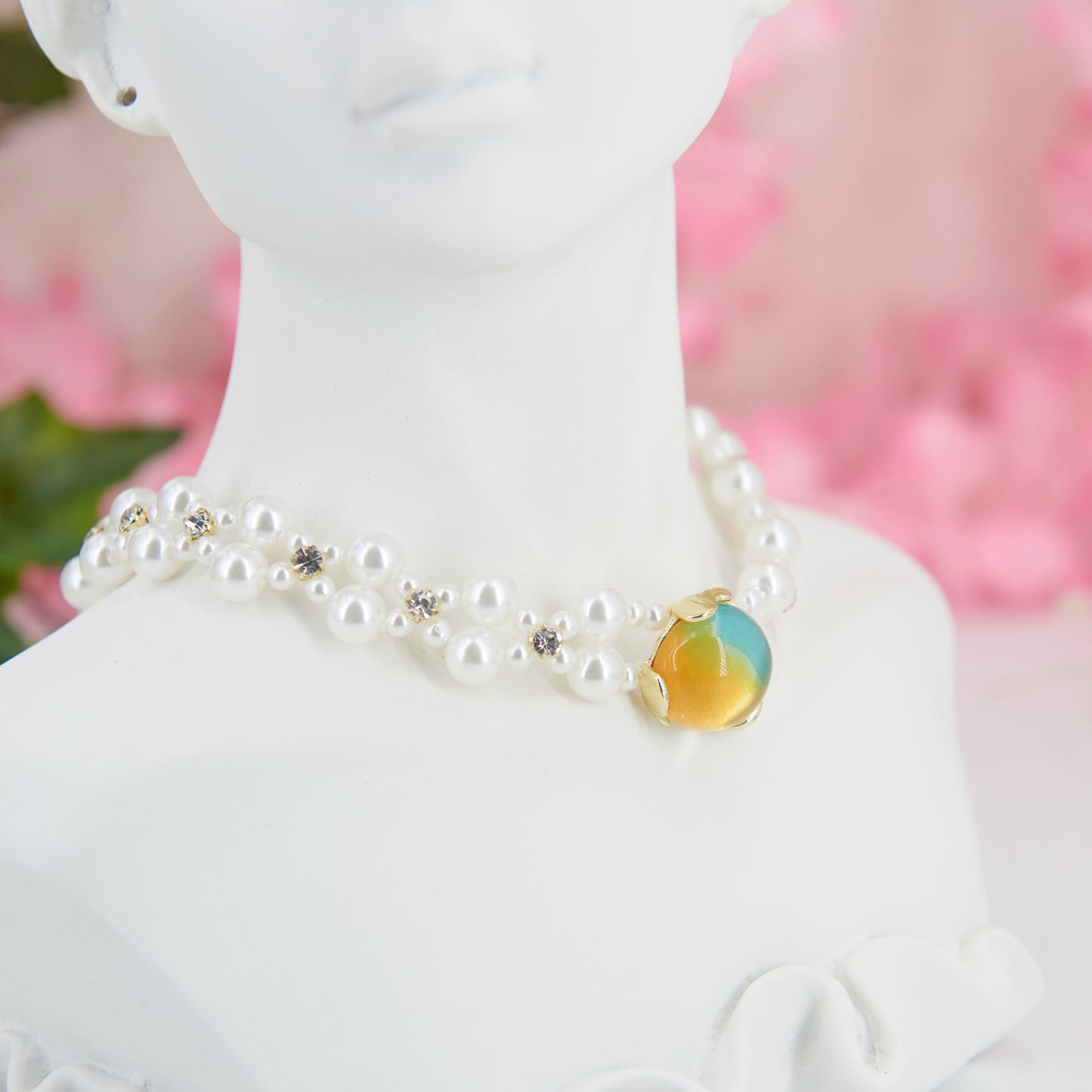 Baroque choker with artificial pearls and yellow pendant