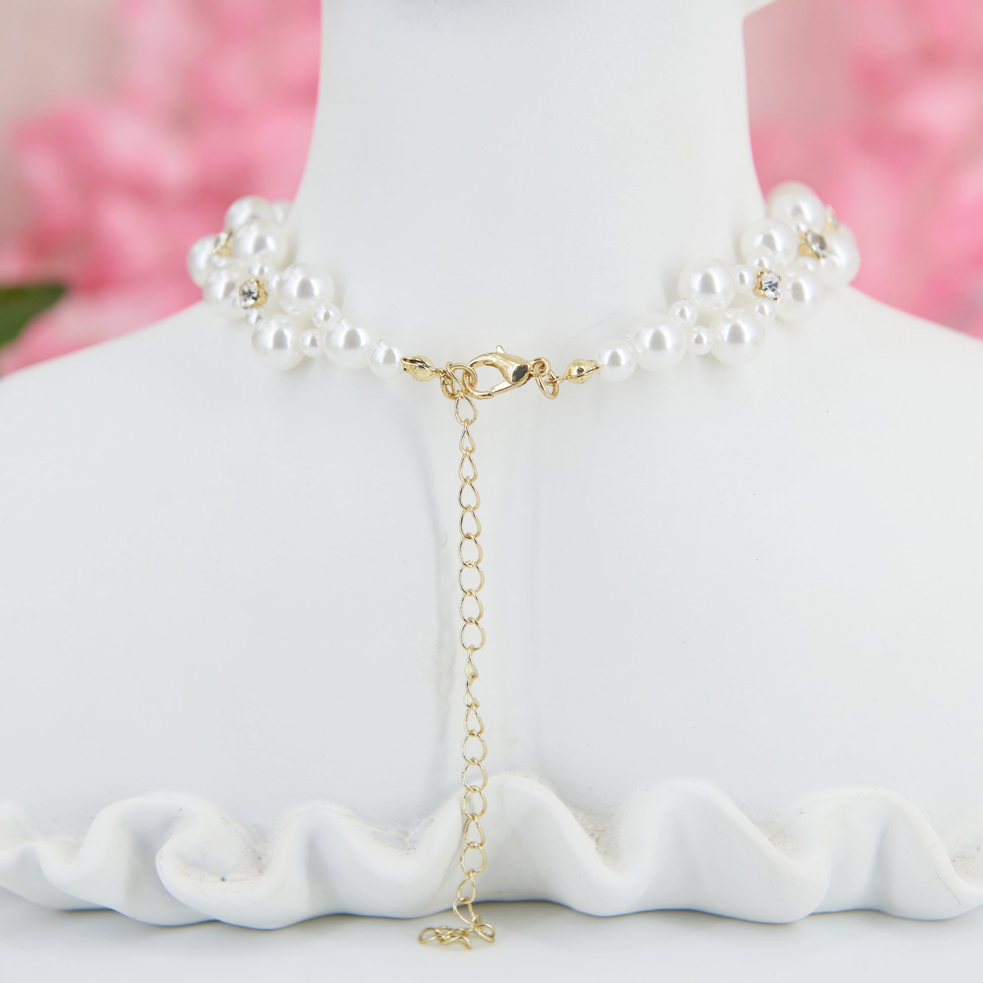 Baroque choker with artificial pearls and yellow pendant