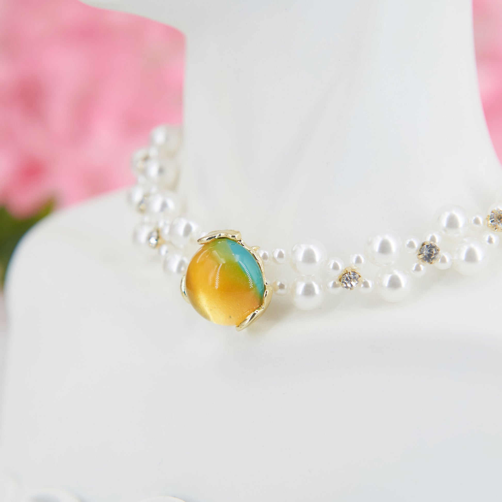 Baroque choker with artificial pearls and yellow pendant