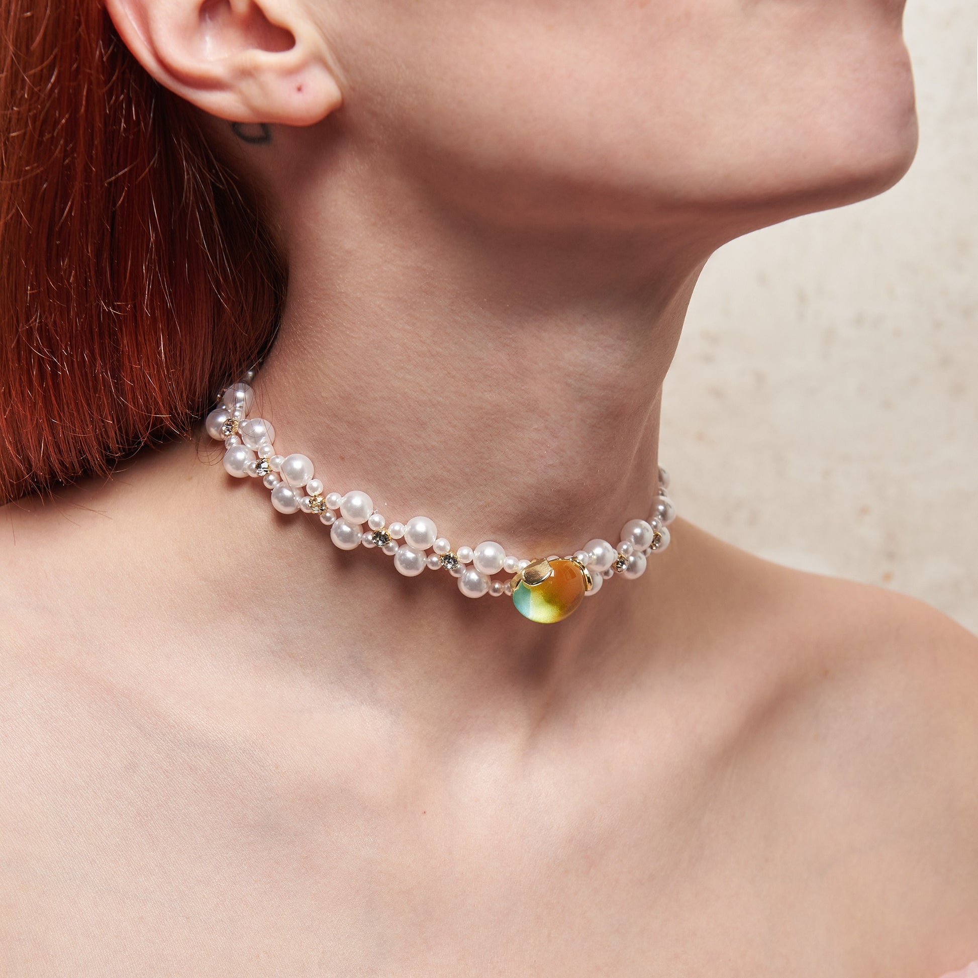 Baroque choker with artificial pearls and yellow pendant