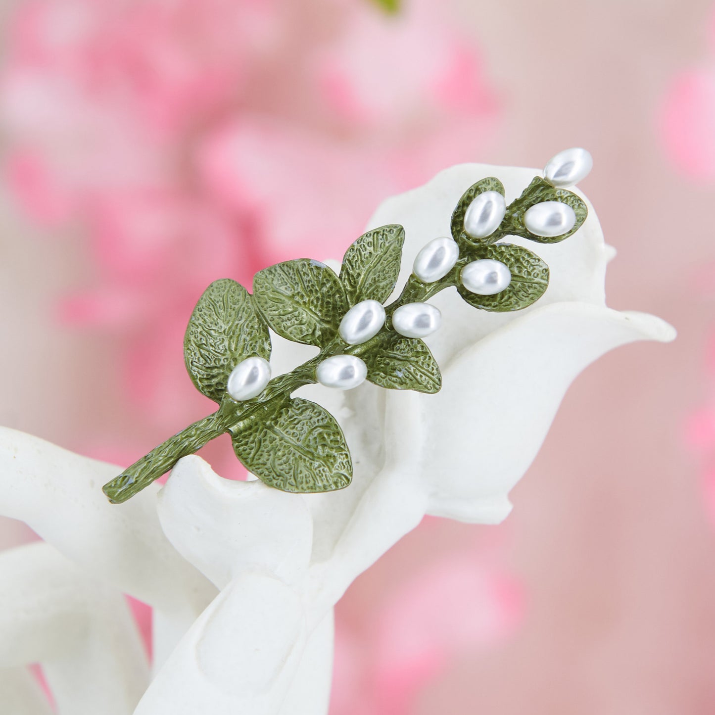 Vintage-style brooch shaped like a blooming branch, with floral details and rustic finish—perfect cottagecore accessory for jackets, dresses, or cardigans.