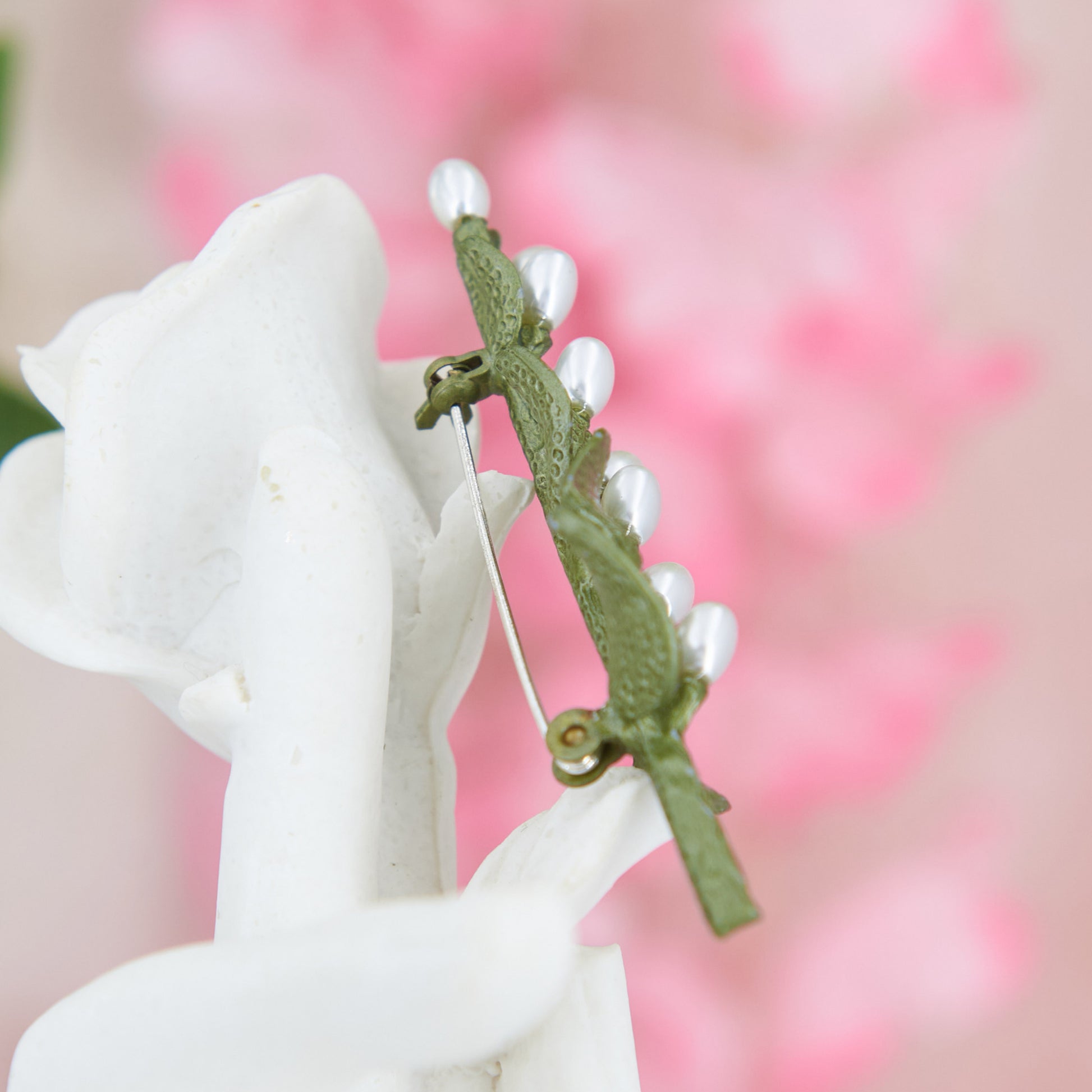 Vintage-style brooch shaped like a blooming branch, with floral details and rustic finish—perfect cottagecore accessory for jackets, dresses, or cardigans.