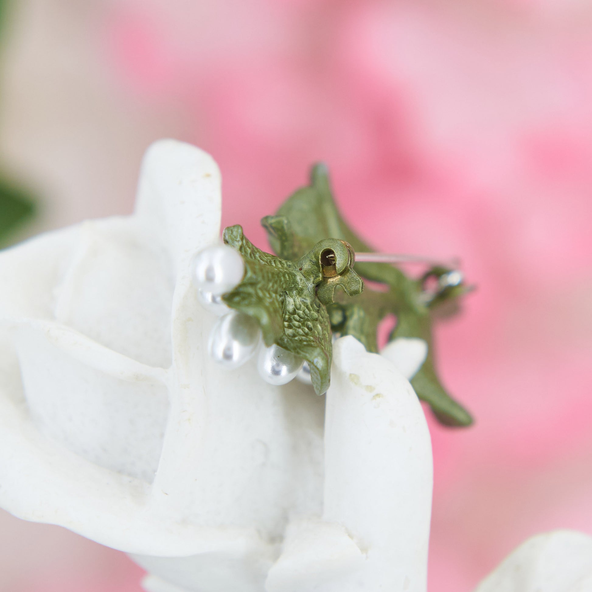 Vintage-style brooch shaped like a blooming branch, with floral details and rustic finish—perfect cottagecore accessory for jackets, dresses, or cardigans.