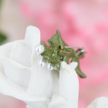 Vintage-style brooch shaped like a blooming branch, with floral details and rustic finish—perfect cottagecore accessory for jackets, dresses, or cardigans.
