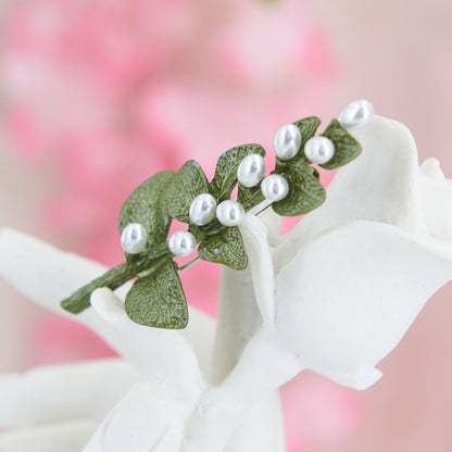 Vintage-style brooch shaped like a blooming branch, with floral details and rustic finish—perfect cottagecore accessory for jackets, dresses, or cardigans.